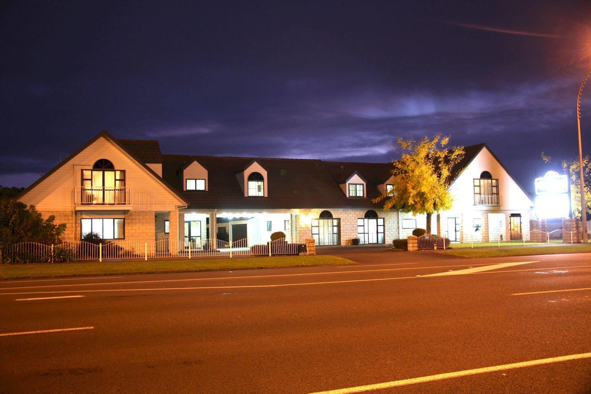 Camelot On Ulster Motel Hamilton Exterior photo